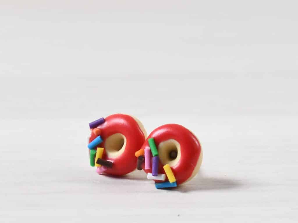 Boucles d'oreilles puces donuts rouges