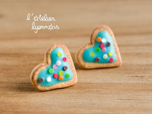 Boucles d'oreilles puces biscuits coeurs bleus