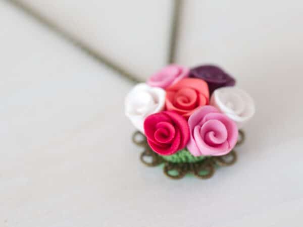 Collier pendentif bouquet de roses